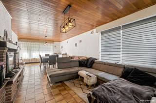Ce bien comprend : entrée avec wc et vestiaire, séjour - salon, cuisine avec coin petit déjeuner et débarras.A l'étage : hall de nuit, 3 chambres et...