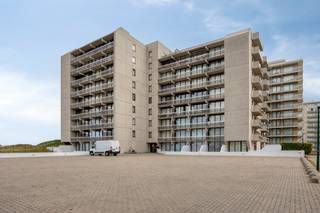 Op zoek naar een zorgeloze investering of een eigen plekje aan de kust?<br />Deze charmante en volledig instapklare studio bevindt zich op de gelijkvloerse verdieping van Residentie KLIF, op amper 75 meter van het strand.<br /><br />Bij het binnenkomen word je verwelkomd in een praktische inkomhal met stapelbed.<br />De lichtrijke leefruimte, die voorzien is van een muur-opklapbed bed (160*200cm), sluit naadloos aan op een volledig ingerichte keuken, ideaal voor ontspannen momenten. De badkamer is uitgerust met een ligbad met douche, lavabo en toilet. <br />De volledige studio is voorzien van slimme kwalitatieve LED-verlichting.<br /><br />De absolute blikvanger? Het uitzonderlijk ruime terras van maar liefst 28 m², waar je in alle rust geniet van een prachtig duinenzicht – een zeldzame troef zo dicht bij zee.<br /><br /><em>Mogelijkheid tot aankoop van een ondergrondse parkeerplaats.</em><br /><br />De residentie zelf biedt extra comfort met een vernieuwd en verwarmd zwembad, een petanquebaan en een gemeenschappelijke fietsenberging.<br />Bovendien bevindt het zeilwagencentrum zich vlak naast het gebouw, en liggen het natuurreservaat, openbaar vervoer en de zeedijk op wandelafstand.<br /><br /><strong>Interessante investering met bewezen rendement:</strong><br />Deze studio wordt succesvol aangeboden in vakantieverhuur met sterke resultaten:<br />• 2023: 196 verhuurde nachten<br />• 2024: 194 verhuurde nachten<br />• 2025: 207 verhuurde nachten<br /><br /><strong>Troeven op een rij:</strong><br />✔ Topligging vlakbij strand en duinen<br />✔ Volledig instapklaar en gemeubeld<br />✔ Ruim zonneterras met uniek uitzicht<br />✔ Aantrekkelijk en stabiel huurrendement<br /><br />