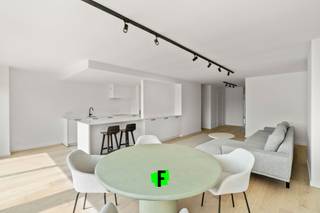 Ben je op zoek naar jouw droomwoning aan de kust? <br /><br />Ontdek dit prachtig gerenoveerde appartement op de mooie en open locatie van de Elisabethlaan 232 in Oostende. <br /><br />Met een adembenemend open zicht en een perfecte mix van comfort en stijl, zijn deze appartementen ideaal voor wie luxe en rust zoekt.<br /><br />De indeling van dit appartement biedt alles wat je nodig hebt voor een comfortabel en stijlvol leven. Stap binnen in de ruime woonkamer, waar het schitterende parket en de inbouwkasten een warme en luxueuze sfeer creëren. De grote ramen laten volop natuurlijk licht binnen en bieden een prachtig, open uitzicht.<br /><br />De moderne keuken is afgewerkt met hoogwaardige materialen en voorzien van de nieuwste toestellen. Met veel opbergruimte en een handige aangrenzende berging, is deze keuken zowel functioneel als elegant. <br /><br />Een apart toilet zorgt voor extra comfort en privacy.<br /><br />In de praktische badkamer vind je een zeer ruime inloopdouche, perfect om volledig tot rust te komen. De twee ruime slaapkamers, allebei afgewerkt met hetzelfde luxe parket, bieden een serene en stijlvolle slaapomgeving.<br /><br />Als kers op de taart zijn er twee prachtige terrassen, één voor de middagzon en één voor de ochtend- en avondzon. Hier kun je op elk moment van de dag genieten van het open uitzicht en de frisse lucht.<br /><br />Mis deze unieke kans niet! <br /><br />Prijzen vanaf €349.000. <br /><br />Er zijn 4 gelijkaardige appartementen beschikbaar. <br /><br />Wacht niet langer en plan vandaag nog jouw bezichtiging. Jouw nieuwe thuis wacht op jou aan de Elisabethlaan 232 in Oostende!