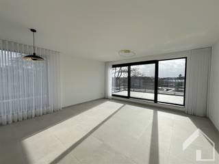 PRACHTIG NIEUWBOUW APPARTEMENT! Dit nieuwbouwappartement op de 2de verdieping, bereikbaar met de lift, combineert comfort, ruimte en moderne...