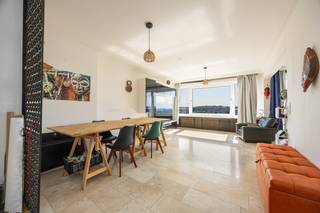 Op de 11de verdieping van residentie Diksmuide, vinden we dit lichtrijke appartement met 94 m² bewoonbare oppervlakte, ideaal gelegen aan de Rodekruislaan 5 in Berchem. Dankzij deze hoogte geniet dit appartement van een prachtig, open uitzicht en een aangename lichtinval gedurende de hele dag.<br /><br />De centrale ligging, op wandelafstand van het Boelaerpark, winkels, openbaar vervoer en belangrijke invalswegen, maakt dit appartement bijzonder aantrekkelijk voor zowel eigen bewoning als investering.<br /><br />De indeling omvat een zeer ruime leefruimte met grote raampartijen en een mooi panoramisch uitzicht, een aparte keuken, twee volwaardige slaapkamers, een badkamer die in 2017 werd gerenoveerd en een apart toilet.<br /><br />Verder beschikt het appartement over een individuele kelderberging, ideaal voor extra opslagruimte.<br /><br />Ook technisch scoort deze eigendom uitstekend: de elektrische installatie is conform en met een EPC-label C biedt het appartement een degelijke energieprestatie.<br /><br />Algemene kosten: ca. 233 euro per maand incl. verwarming, water, poetsen, syndicus, brandverzekering, lift, spaarfonds en conciërge. <br /><br />Het appartement is momenteel verhuurd. <br /><br />Bent u op zoek naar een ruim appartement met een schitterend uitzicht op een uitstekende locatie in Berchem? Neem dan vandaag nog contact met ons op voor een bezichtiging.