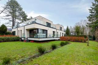 Ce magnifique appartement récent, situé au rez-de-chaussée d'un petit projet immobilier neuf au 48A Bronstraat à Dilbeek, offre une combinaison unique de tranquillité, de confort et d'excellente accessibilité. Situé dans une oasis de verdure et de calme dans un quartier résidentiel, vous bénéficiez ici d'une intimité maximale, tandis que le centre et les principales voies d'accès se trouvent à proximité.

En entrant dans l'appartement, vous arrivez dans un hall d'entrée soigné avec des placards pratiques qui offrent un espace de rangement supplémentaire. Le salon est lumineux et spacieux et s'intègre parfaitement à la cuisine hyper équipée, qui dispose d'appareils électroménagers de haute qualité et d'un espace de travail et de rangement suffisant, idéal pour ceux qui aiment cuisiner et apprécient le confort.

L'appartement dispose de deux belles chambres à coucher qui respirent le calme et la convivialité. Il y a également des toilettes séparées pour les invités et une salle de bains élégante avec une douche à l'italienne moderne. Le débarras pratique complète le tout et offre de la place pour une machine à laver, un sèche-linge et un espace de rangement supplémentaire.

La terrasse spacieuse et l'agréable jardin privé, qui sont directement accessibles depuis l'appartement, constituent un atout indéniable.
À acheter : place de parking souterraine à 35 000 € et cave privée à 9 000 €.

L'appartement dispose également de panneaux solaires, ce qui réduit la consommation d'énergie à presque rien.

Vente sous droits d'enregistrement !!!

En bref, cet appartement est le logement idéal pour ceux qui recherchent le confort moderne dans un environnement résidentiel calme, bénéficiant d'un excellent emplacement à proximité du centre-ville et des principaux axes routiers.

Plus d'informations ou visite : Michael@immoaccenta.be