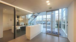 This is your chance to establish your company at a strategic location in Houthalen-Helchteren! This spacious complex offers a single-storey...