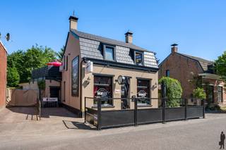 <p>In het hart van het gezellige Meersel-Dreef bieden wij u deze unieke horecazaak mét woonst aan. Het voormalige café ademt de warme sfeer van een échte bruine kroeg, waar authenticiteit en gezelligheid centraal staan.</p>
<p>Binnen vindt u een ruime en karaktervolle zaak met een gezellige taptoog, tal van zitplaatsen en een volledig uitgeruste professionele keuken met koelingen. Perfect voor wie meteen aan de slag wil in de horeca!</p>
<p>Ook buiten is het genieten geblazen: op het ruime terras kan uw cliënteel in alle rust genieten van een fris drankje in een groene, ontspannen omgeving.</p>
<p>Boven de horecazaak bevindt zich een recent volledig gerenoveerd éénslaapkamerappartement, ideaal als eigen woonst of personeelsverblijf.<br /><br />Volledige inboedel te bespreken.</p>
<p><strong>Troeven:</strong></p>
<ul>
<li>
<p>Instapklare horecazaak met authentieke uitstraling</p>
</li>
<li>
<p>Gezellige bruine kroeg met grote keuken en bar</p>
</li>
<li>
<p>Ruim terras in een rustige omgeving</p>
</li>
<li>
<p>Recent vernieuwd appartement boven de zaak</p>
</li>
<li>
<p>Verkoop inclusief meubilair en uitrusting – direct opstarten mogelijk!</p>
</li>
</ul>
<p>Grijp deze unieke kans om een karaktervolle horecazaak te starten of verder uit te bouwen op een toplocatie!</p>