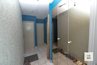 In het centrum van Aalter vindt u dit ruime 1 slaapkamer appartement. Het appartement is gelegen op de 3de verdieping en is te bereiken via de...