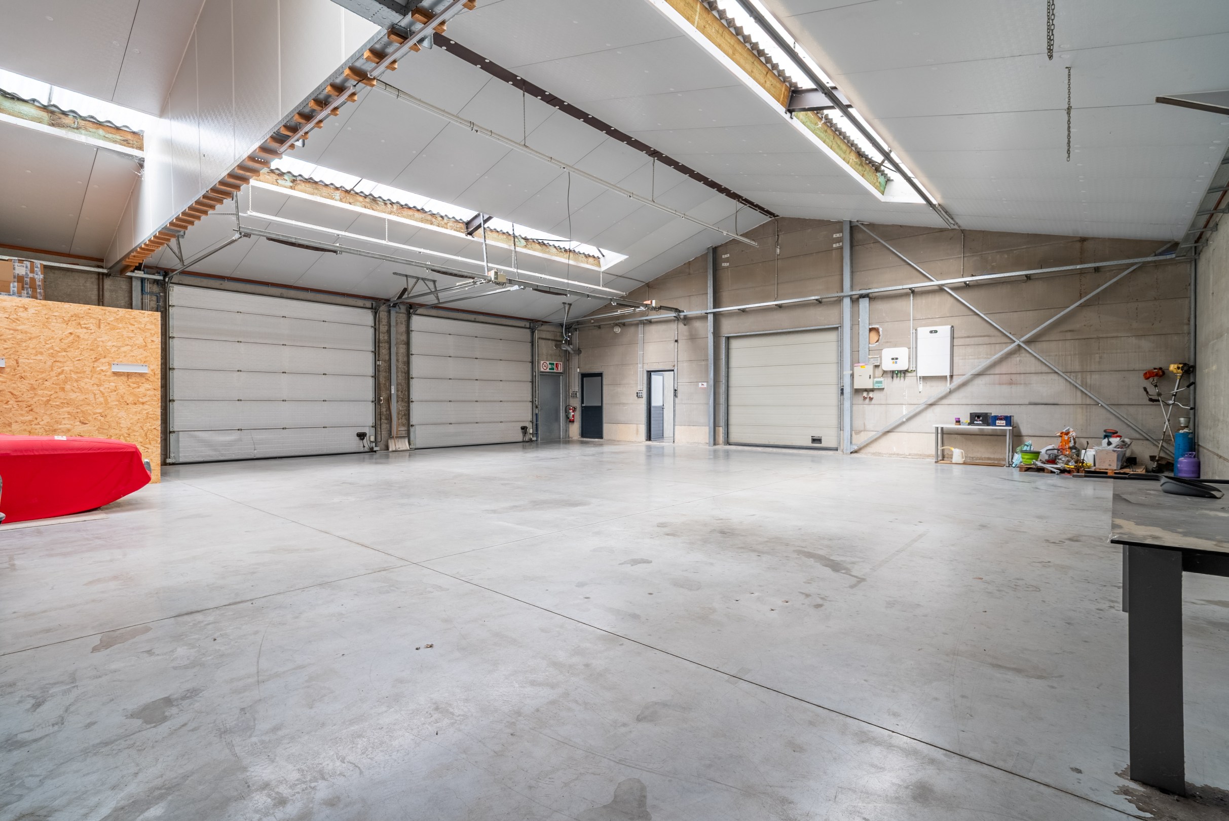 Bedrijfsgebouw met showroom, magazijnen en ruime woonst op commerciële ligging in Veurne - foto 5