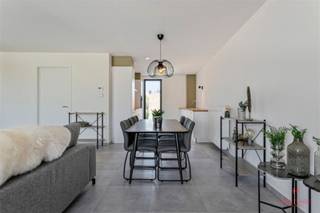 Lichtrijk 2 slaapkamerappartement met terras te AnzegemDit prachtig appartement is centraal gelegen in Anzegem, in de buurt van supermarkten,...