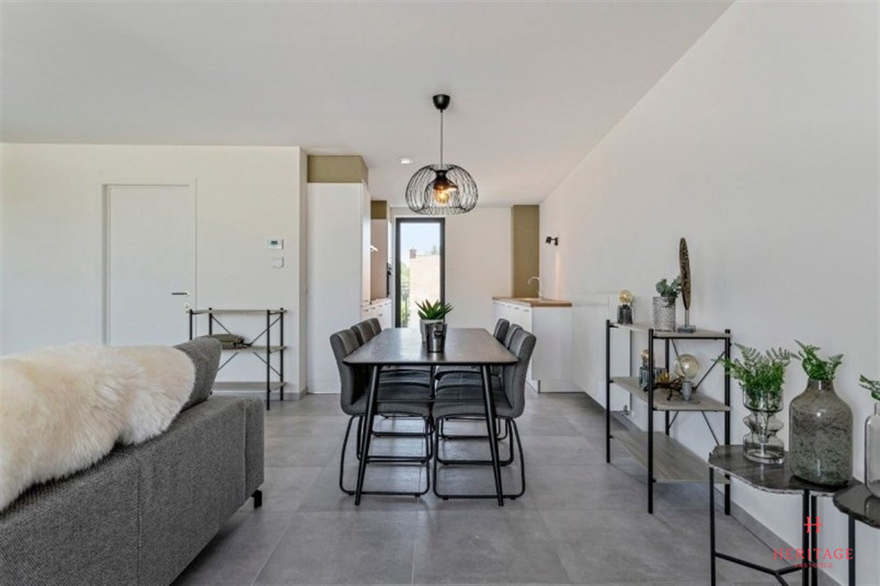 Appartement met 2 slaapkamers, terras en autostaanplaats - foto 2