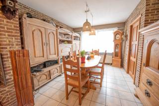 Gezellige, rustieke woning op 1203 m² met inkom, gastentoilet, living, verrassend ruime eetplaats met open keuken, wasplaats, badkamer, 3 slaapkamers (waarvan 1 op het gelijkvloers), dubbele garage en grote tuin met terras. <br /><br />Troeven:<br />- groot perceel <br />- dubbele garage<br />- geïsoleerd (dak en spouwisolatie)<br />- verrassend ruime leefruimte<br /><br />Wenst u graag eens te komen kijken? Mail gerust naar sylvie@immoroba.be of bellen naar 096/388.53.53.
