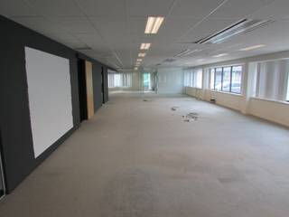 Moderne kantoren aan het knooppunt E40 en R0. Inrichting van de vorige huurder is perfect herbruikbaar. Hierdoor kunnen bedrijven besparen in hun inrichtingskost. Uitstekende energie-prestaties, K-waarde 58. Archieven beschikbaar. Uitgebreide parking aanwezig (een plaats per 35m²). Gratis gebruik van fitnessruimte, solarium en douches.<br />Prijs parking buiten: 550 Euro/plaats/Jaar