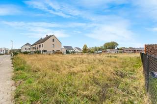 Immo Pické biedt U deze uiterst rustig en residentieel gelegen (doodlopende straat) perceel projectgrond aan voor de bouw van 3 woningen (2...