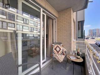 Op zoek naar een ruim en lichtrijk appartement aan de kust? Dit instapklare, volledig gemeubileerde 2-slaapkamer appartement in Oostende bevindt zich op de 1e verdieping met lift, op een absolute toplocatie aan de voet van de zeedijk.<br /><br />Indeling:<br />-Inkomhal<br />- Lichtrijke leefruimte<br />- een open, volledig ingerichte keuken met toestellen<br />- 2 volwaardige slaapkamers<br />- Badkamer met douche<br />- Apart toilet<br />- Berging met aansluiting voor wasmachine<br />- Terras zowel vooraan als achteraan<br /><br />Extra troeven:<br />- Volledig gemeubileerd en instapklaar<br />- Gelegen aan de voet van de zeedijk: direct aan het strand<br />- Lift aanwezig in het gebouw<br />- Zowel een terras aan de voor- als achterzijde (altijd een plekje in de zon of schaduw)<br />- Uitstekende ligging nabij zee, winkels en openbaar vervoer<br />- Fietsenberging<br /><br />Dit appartement combineert optimaal wooncomfort met een uitstekende ligging aan zee. Ideaal voor wie zorgeloos wil genieten van het kustleven.<br /><br />Geïnteresseerd in dit appartement te huur in Oostende?<br />Surf naar www.dewaele.com, zoek het pand op en klik op de rode knop "Vraag je bezoek aan". Vul kort je profiel in, en wij nemen daarna contact met je op voor een bezoek. Let op: telefonisch kunnen er geen afspraken gemaakt worden.<br /><br />Deze AI-visualisaties zijn bedoeld als inspiratie. Er werd geen rekening gehouden met technische specificaties, stedenbouwkundige voorschriften of de concrete mogelijkheden tot realisatie.