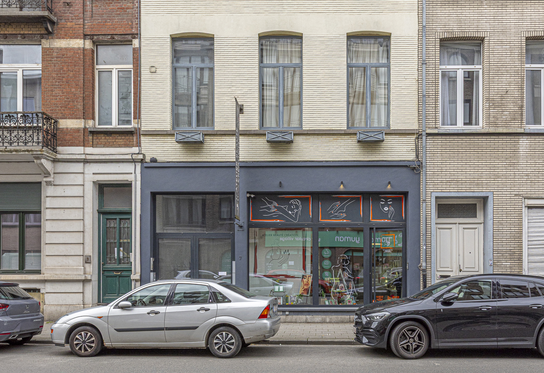 Magnificent commercial property with terrace and garden - photo 1