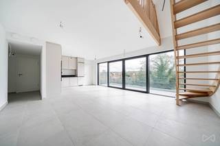 <p>INFOS &amp; VISITES - BUHLER LAURIE - +32477580060 - laurie.b@weinvest.be<br /><br />Nieuwbouwduplex met mogelijkheid tot aparte professionele ruimte in Faux<br />Aan de rand van Faux, waar Court-Saint-Étienne overgaat in het groene landschap, ontdekt u dit prachtige nieuwbouwduplexappartement met hoogwaardige afwerking. Het biedt een vrij uitzicht over het Brabantse platteland, terwijl alle voorzieningen zich op korte afstand bevinden.</p>
<p>De grootste troef is de ruimte van bijna 70 m² op de bovenverdieping, die volledig naar eigen wens kan worden ingericht. Dankzij de aparte toegang via de lift, naast de interne trap, is deze ruimte uitermate geschikt voor de inrichting van een kantoor, praktijkruimte, ruimte voor een vrij beroep of een professionele activiteit aan huis, met behoud van de privacy van de woonruimte.Op de eerste verdieping bevindt zich de lichtrijke leefruimte, die via grote schuiframen uitgeeft op een zuidoostelijk georiënteerd terras met uitzicht op het groen. De volledig uitgeruste keuken sluit naadloos aan op de leefruimte. Deze verdieping omvat verder 3 slaapkamers, 1 badkamer met toilet, 1 doucheruimte met toilet, 1 afzonderlijk toilet met handenwasser en een wasruimte/technische ruimte.De lift bedient alle verdiepingen, van de ondergrondse parking tot de bovenverdieping, en biedt een comfortabele toegang voor zowel privé- als professioneel gebruik.Het pand beschikt over 1 privatieve parkeerplaats in de overdekte parking en 1 buitenstaanplaats.Op het vlak van comfort en energiezuinigheid is het appartement uitgerust met een warmtepomp, fotovoltaïsche zonnepanelen, driedubbele beglazing, een ventilatiesysteem met dubbele luchtstroom en een regenwaterput. <span><b>Energieprestatie: A++.</b></span>Op slechts 200 meter van het treinstation, met een vlotte verbinding naar de N25, Louvain-la-Neuve, Brussel en het centrum van Court-Saint-Étienne.<b>Prijs:</b><span> Bieden vanaf €465.000 excl. btw + 21% btw (€562.650 incl. btw).<br /></span><b>Verplichte parkeerplaatsen:</b><span> €25.000 excl. btw + 21% btw (€30.250 incl. btw).</span>Verkoop onder het btw-stelsel. Beschikbaar bij het verlijden van de notariële akte.</p>