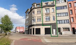<p>Interessante opbrengstwoning gelegen aan de Voetbalstraat 32 te Antwerpen, op de grens van Wilrijk en Hoboken.</p><p>Het eigendom is officieel gekend als woonhuis en is momenteel feitelijk ingedeeld in 3 studio’s en 2 zelfstandige kamers. Alle units zijn momenteel verhuurd en genereren samen een totale huuropbrengst van € 2.900 per maand, oftewel € 34.800 bruto per jaar.</p><p>De 3 studio’s beschikken elk over een EPC-label B, wat wijst op een goede energieprestatie.<br />Op basis van de huidige huuropbrengsten en de vraagprijs bedraagt het bruto huurrendement circa 9,41%.</p><p>Huuropbrengst: € 2.900/maand<br />Jaarlijkse bruto huuropbrengst: € 34.800<br />Bruto huurrendement: ca. 9,41%<br />Feitelijke indeling: 3 studio’s + 2 zelfstandige kamers<br />Aparte meters: water, gas en elektriciteit<br />EPC: 3 × label B<br />Bezetting: volledig verhuurd<br />Officieel gekend als: woonhuis</p><p>Interesse? Neem gerust contact op voor meer informatie of een bezichtiging: info@markasa.be of 03/827.72.92</p>