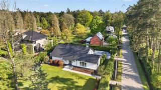 <p>Een luxueuze woonbeleving waar rust en privacy niet worden beloofd, maar van vanzelfsprekend aanwezig zijn.<br /><br />Via de elektrische toegangspoort van deze villa betreedt u het perceel, waar een ruime privatieve oprit plaats biedt aan meerdere - elektrische - wagens. De groene omkadering en doordachte aanleg versterken meteen het gevoel van rust en discretie dat deze villa typeert. Het ruime terras sluit naadloos aan op de keuken en vormt een verlengde van het interieur, ideaal om in alle rust te genieten van de zuidgerichte tuin.<br /><br />De ruime leefkeuken combineert maatwerk hout met geïntegreerde toestellen, waaronder een ingebouwde oven en moderne koffiemachine, en wordt aangevuld met een zitplek voor dagelijks gebruik. Aansluitend bevindt zich de open leefruimte, waar grote raampartijen het daglicht overvloedig binnenhalen en zorgen voor een sereen geheel.<br /><br />Via een mooie ruime hal bereikt u drie slaapkamers en de badkamer, allemaal op het gelijkvloers, wat zorgt voor een verfijnde en comfortabel woonverloop zonder etageverschillen. De eerste slaapkamer is prachtig afgewerkt en heeft een zachte lichtinval, waardoor er een aangename ruimte ontstaat. De tweede slaapkamer profiteert van een hoekligging met veel lichtinval en leent zich als kinderkamer, logeerkamer of bureau. De derde slaapkamer biedt flexibiliteit, en kan perfect worden ingericht als master bedroom, bureau of polyvalente ruimte. De badkamer op het gelijkvloers is elegant en modern ingericht, met een inloopdouche en een kwalitatief lavabomeubel.<br /><br />Boven ontvouwt zich een ruimte met karaktervolle balkenstructuur, geschikt voor diverse invullingen. Verder beschikt deze verdieping over een ingerichte wasruimte met lavabo, was voorzieningen en bijkomende douche. Wat het dagelijks comfort aanzienlijk verhoogt.</p><p>Tot slot een extra slaapkamer onder het dak biedt een praktische indeling en vormt een volwaardige aanvulling op de woning. De woning is praktisch voorzien van 20 zonnepanelen, wat bijdraagt aan een energiezuinig en kostenefficiënt woongebruik.<br /><br />Infoplicht:<br />Vg, Wg, Gmo, Gvkr, Gvv,<br />P-score: A, G-score: A<br />Dit is geen aanbod, alle informatie is onder voorbehoud van vergissingen of wijzigingen. Oppervlaktes zijn indicatief. <br /><br /> <br /><br /><br /><br /><br /> </p><p><br /><br /> </p><p><br /><br /> </p>