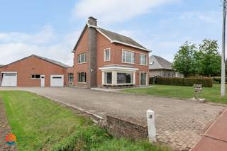 Op een uitstekende locatie te Onze Lieve Vrouw Waver bevindt zich deze te renoveren woning in een groene omgeving op een fantastisch perceel van maar liefst 24.359 m². U geniet hier van een uitstekende bereikbaarheid door de aanwezigheid van belangrijke invalswegen, toch vlakbij het centrum met winkels, scholen en het openbaar vervoer.<br /><br />Interesse in deze woonst? Klik hier voor een wondermooi vogelperspectief!<br /><br />Het betreft een zonevreemde woning die u mogelijks ook kunt afbreken en heropbouwen tot 1000 m³. De serre, paardenstal en schuur (achterbouw) dienen wel nog afgebroken te worden overeenkomstig de laatst afgeleverde vergunning.<br /><br />We betreden de woning via de inkomhal met vestiaire. De ruime leefruimte geniet van veel lichtinval door de vele raampartijen. U kunt deze inrichten met een gezellige zithoek en een aparte eetplaats. Aangrenzend bevindt zich de keuken, voorzien van de voornaamste toestellen. Verder beschikt het gelijkvloers nog over een apart toilet, de badkamer met douchebad en lavabo en een bergruimte.  De nachthal op de eerste verdieping geeft ons toegang tot 3 ruime slaapkamers en een apart toilet met lavabo. Tenslotte is deze woning voorzien van een ruime zolder die u nog kan inrichten tot een extra slaapkamer. In de royale tuin met bijhorende weilanden kan u in alle rust genieten van de groene omgeving. <br /><br />U bent verplicht om deze woning binnen de 5 jaar na aankoop grondig energetisch te renoveren tot minimum EPC-label D.<br /><br />Dit is een uitstekende opportuniteit als u op zoek bent naar een woning gelegen op een uniek perceel van 24.359 m².  Contacteer ons voor meer informatie op 0472/22 12 41 of via info@boonstravastgoed.be<br /><br />Bijzonderheden:<br />- Groene omgeving<br />- Perceel = 24.359 m²<br />- Mogelijks 4 slaapkamers
