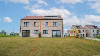 <p>In een <strong>rustige</strong> en <strong>centraal gelegen</strong> buurt te Tielt stellen wij deze halfopen <strong>nieuwbouwwoning </strong>te huur. De woning werd <strong>future proof </strong>gebouwd en voldoet aan de <strong>strengste energienormen</strong>. Bovendien is deze <strong>lichtrijke</strong> woning het resultaat van een mooie combinatie van <strong>modern wooncomfort</strong>, een <strong>praktische indeling</strong> en het gebruik van <strong>duurzame materialen</strong>. Ideaal voor gezinnen die aangenaam en comfortabel willen wonen met een <strong>vlotte bereikbaarheid</strong> met <strong>alle voorzieningen binnen handbereik.</strong></p>
<p>Met een bewoonbare oppervlakte van circa 230 m² omvat de woning <strong>4 ruime slaapkamers</strong> en <strong>2</strong> <strong>volwaardige badkamers</strong>. De leefruimte vormt het centrale punt van de woning en sluit mooi aan op de <strong>volledig uitgeruste keuken</strong>, voorzien van koelkast, diepvriezer, oven en een kookplaat met geïntegreerde dampkap. Enerzijds biedt de leefruimte directe toegang tot de <strong>onderhoudsvriendelijke tuin met terras</strong> en geeft anderzijds een <strong>prachtig, open zicht op het omliggende groen</strong>.</p>
<p>Daarenboven beschikt de woning over <strong>twee privatieve staanplaatsen</strong> met <strong>openbare</strong> <strong>laadfaciliteit</strong> voor de elektrische wagen.</p>
<p><strong>Troeven van deze woning:</strong></p>
<ul>
<li>Energiezuinige installatie met warmtepomp en vloerverwarming</li>
<li>Inpandige fietsenberging</li>
<li>2 privé staanplaatsen met publieke laadmogelijkheid voor elektrische wagen</li>
<li>Zongerichte tuin</li>
<li>Rustige ligging</li>
<li>Aangenaam groenzicht</li>
<li>Winkels en openbaar vervoer op korte wandelafstand</li>
<li>Goede verbinding met belangrijke invalswegen</li>
<li>Voorziening voor eigen laadbox aan de woning</li>
</ul>
<p>Kortom: een uitgelezen kans om comfortabel en energiezuinig te wonen in Tielt.<br />* Sommige foto's zijn een digitale voorstelling van hoe de woning er kan uitzien na bemeubeling.</p>
<ul>
<li>Domicilie verplicht</li>
<li>Huurwaarborg: 3 maanden huur</li>
</ul>
<span><strong>Interesse?</strong></span><br /><span><strong>Contacteer Philippe Van Peteghem via 0467/04.33.11 of philippe@valorvastgoed voor meer info of een vrijblijvende bezichtiging.</strong></span>