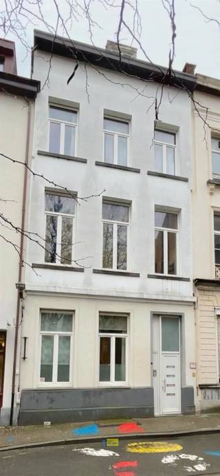 Welkom in dit charmante dakappartement van 55m² in het hart van Antwerpen! Dit moderne en stijlvol ingerichte appartement maakt onderdeel uit van...