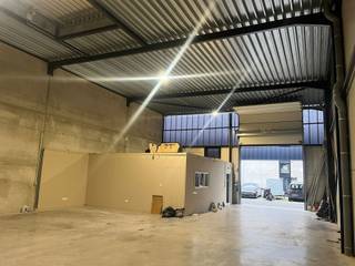 Nouvelle unité dans un nouveau parc PME à Machelen. Idéalement situé proche des grands axes. Surface de 241m² avec 2 places de parking privatives. Hauteur libre de 6m - grande porte sectionnelle électrique. Idéal pour du stockage ou un atelier de production. Pour plus de renseignements, contactez nous.
