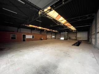 De loods van 600m² is gelegen in de industriezone te Aalter en ligt vlakbij de op- en afrittencomplex E40. Technische gegevens: - vrije hoogte: 5m- 4...