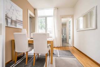 <p>Quares - Group TREVI presenteert :<br />Gemeubeld appartement met 2 slaapkamers op een ware TOPlocatie! <br /><br />Dit appartement bevindt zich op de tweede verdieping van een herenhuis en is bereikbaar met de trap. Via de hal komt u in de zeer ruime leefruimte. Vanuit de leefruimte betreedt u de eerste slaapkamer met ingebouwde kasten. Aan de achterzijde links van de eetkamer is de tweede slaapkamer aanwezig. Vanuit de eetkamer kan u naar de keuken gaan. Deze keuken is voorzien van een gasvuur, een oven en een afwasmachine. Tenslotte is er nog een badkamer met een ligbad. Op de gelijkvloers is er een fietsenstalling aanwezig.<br />Dit prachtige appartement is gelegen op het bruisende Zuid, deze buurt is met zijn aangename sfeer en gezellige restaurants en cafés dé ideale plaats om te vertoeven. Beschikbaar vanaf 01/09/2026.<br /><br />Extra:<br />- Volledig bemeubeld appartement<br />- ALL INCLUSIEF FORMULE 400 €/maand (gemeenschappelijke kosten, water, gas, elektriciteit, internet en tv)<br />- Minimum 1 jaar contract<br />- 3 maanden huurwaarborg</p>
<p><span> </span></p>
<p><span><br /><br /></span></p>