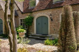 <strong><strong><strong>Deze karaktervolle villa biedt u onder meer 5 slaapkamers, 2 badkamers, een ruime leefruimte, een volledig ingerichte kelder met onder andere een sauna, een dubbele inpandige garage en een zolderverdieping. Dit alles op een ruim perceel van ca. 2.724 m², gelegen in de “Lint” te Oud-Turnhout, waar u geniet van 100% privacy. Dankzij de zuidoostelijke oriëntatie is er een uitstekende lichtinval en een mooi zicht op de aangelegde parktuin. De woning beschikt bovendien over een binnenzwembad.<br /><br /></strong></strong></strong><span>Gelijkvloerse verdieping</span>: Een indrukwekkende inkomhal met natuurstenen vloer vormt de stijlvolle entree en geeft toegang tot de verschillende leefruimtes. De ruime woonkamer is opgedeeld in een gezellige zithoek en een aparte eetkamer. De zithoek straalt warmte en klasse uit dankzij de hoge plafonds met authentieke moulures en rozetten, de antieke schouw in Franse steen, de smaakvolle parketvloer, ingebouwde kasten en een geïntegreede muziekinstallatie. Via de grote raampartijen geniet u van een mooi zicht op de tuin en is er directe toegang tot het terras.<br /><br />Het eetgedeelte is eveneens afgewerkt met Franse natuursteen en bevindt zich aansluitend aan de volledig uitgeruste leefkeuken. Deze keuken is voorzien van alle comfort, waaronder een Lacanche gasfornuis, kwalitatieve inbouwtoestellen (koelkast, diepvriezer en vaatwasser), een natuurstenen werkblad en een gezellige ontbijthoek onder prachtige houten balkenplafonds. <br /><br />Daarnaast vindt u op het gelijkvloers een schitterend binnenzwembad met bijhorende faciliteiten, stijlvol afgewerkt in natuursteen. Hier vindt u ook een aparte douchekamer en een apart toilet. Tot slot beschikt deze verdieping over een dubbele inpandige garage met automatische poorten.<br /><br /><span>Eerste verdieping</span>: Een statige trap in natuursteen leidt naar de eerste verdieping. Hier bevindt zich de riante master bedroom, voorzien van een parketvloer, maatwerkkasten en een badkamer in marmer met dubbele wastafel, ligbad, inloopdouche, toilet en bidet. Daarnaast zijn er nog drie ruime slaapkamers, eveneens afgewerkt met parket, en een tweede stijlvolle badkamer. Praktisch is ook de aanwezigheid van een aparte was- en strijkkamer met ingemaakte kasten.<br /><br /><span>Tweede verdieping</span>: De bovenste verdieping biedt nog een extra kamer die perfect dienst kan doen als hobbyruimte of extra slaapkamer, naast een ruime bergzolder.<br /><br /><span>Kelder:</span> De volledig ingerichte kelderverdieping werd ingericht als ontspanningsruimte, inclusief een sauna, bar en een smaakvolle wijnkelder – ideaal voor gezellige avonden of wellnessmomenten. De kelder is bereikbaar via de inkomhal én vanuit de zwembadruimte.<br /><br /><span>Buitengebeuren:</span> De woning wordt omgeven door een prachtig aangelegde parktuin, georiënteerd op het zuidoosten, waardoor u de hele dag door geniet van een aangename lichtinval en zonnige terrassen. Het perceel is volledig omheind en biedt aan de voorzijde een automatische toegangspoort. Vooraan op het domein is er ruime parkeergelegenheid voor meerdere wagens. Achteraan in de tuin bevindt zich bovendien een ruim bijgebouw, ideaal als extra berging, atelier of multifunctionele ruimte.<br /><br /><span>Bijzonderheden:</span> <br />- Zeer rustig en residentieel gelegen<br />- Centrale verwarming op aardgas (vloerverwarming op gelijkvloers, radiatoren op verdieping) <br />- Camerabewaking en alarmsysteem<br />- Hoogwaardige afwerking met natuursteen, parket, moulures en authentieke details<br />- Riant perceel met 100% privacy<br /><br />Bekijk dit eigendom via onze interactieve grondplannen: https://deboerenpartners.virtimmocontent.be/start-visit/5367<strong><br /></strong>