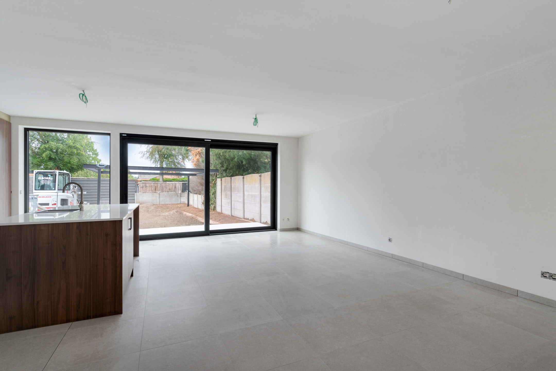 Hoogwaardig afgewerkt nieuwbouw appartement met 2 slaapkamers, terras, tuin en carport  - foto 4