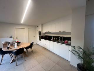 Uitstekend gelegen hoekwoning met verzorgde tuin, pal in het centrum van Merkem.De woning bestaat uit:Gelijkvloers: Inkomhal - gastentoilet - ruime...