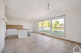 Deze ruime nieuwbouwappartement biedt een grote lichtrijke leefruimte met een uitgeruste keuken, 3 SLPKS en 2 zongerichte terrassen/balkon<br />APPARTEMENT TE KOOP ONDER * 2% REGISTRATIERECHTEN <br />ONTDEK ONZE VASTGOEDVIDEO; https://youtube.com/embed/acObu4bpldQ<br />Indeling: <br />GLV:
Inkom - lichtrijke leefruimte met een uitgeruste keuken waarbij alle toestellen van SIEMENS zijn - balkon - berging - badkamer met dubbel wastafel, ligbad en inloopdouche - toilet - 2de berging en  slaapkamers (17,2m² - 14,9m²) - 3de berging<br />1ste verdieping:
3de slaapkamer (15,5m²) - berging - toilet - zonneterras (16m²)<br />
Extra: 5 zonnepanelen per appartement - vloerverwarming - conform aan de normen van 2050 - fietsenberging + vuilnisberging aanwezig per appartement - lift aanwezig - optioneel om een autostaanplaats bij te kopen<br />*indien u aan de voorwaarden voldoet