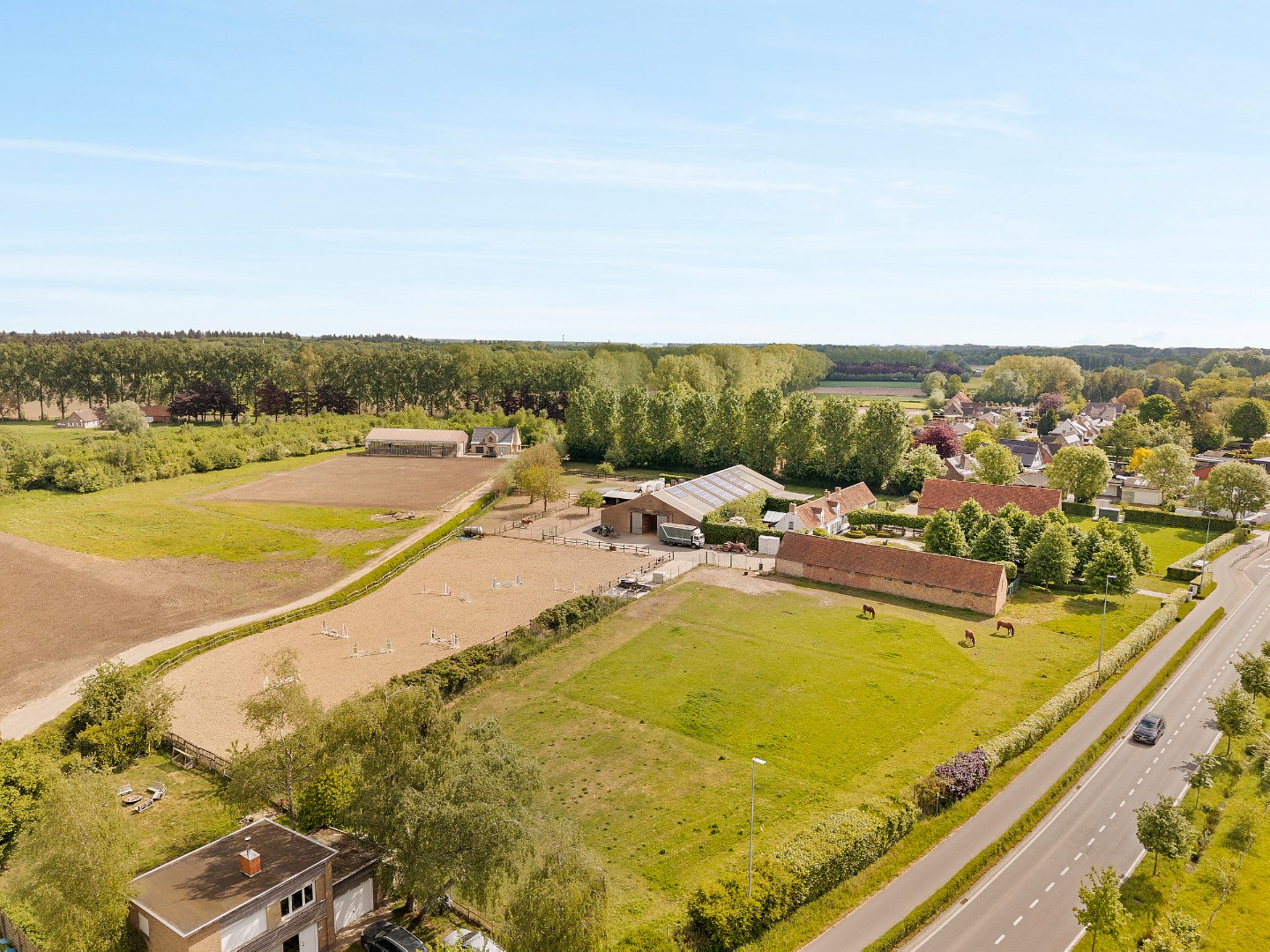 Uitzonderlijke hoeve met binnenpiste en paardenstallen op 1,88 hectare - foto 5