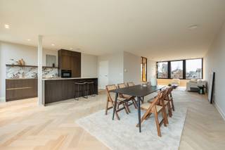 Renovatieproject (2025) in majestueus herenhuis. Welkom aan de Frankrijklei 140. Waar je zaterdagochtend om het hoekje de markt op wandelt...