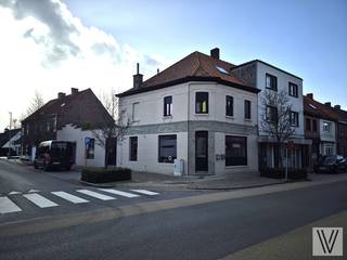 In het centrum van Izegem vind men deze hoekwoning terug, die heel wat ruimte biedt voor diverse doeleinden. Op het gelijkvloers is er de inkom met de ruime lichtrijke woonkamer/leefruimte (met bar), gevolgd door de badkamer met toilet. Er is een bijkomend zaaltje waar er momenteel een zelfstandige activiteit wordt uitgeoefend. Er is een berging/bijkeuken op het gelijkvloers en een kelder. De inpandige garage biedt plaats voor 2 wagens.  Op het eerste verdiep is er een badkamer met douche en toilet en is er een imposante Flinstones-keuken.  Er zijn 2 slaapkamers aanwezig en er is nog een mogelijkheid voor een derde slaapkamer bij te creëren op de reeds geïsoleerde zolder (met vaste trap). Wenst u ruimte en wil u toch centraal wonen? Misschien is dit iets voor u.