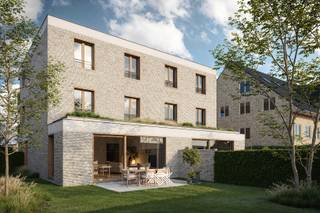 Dit tweeslaapkamer appartement van 78 m² op de eerste verdieping beschikt over een eet- en leefruimte, een open keuken met toegang tot het westelijk georiënteerd terras (6 m²), 2 slaapkamers, een afzonderlijk toilet, een praktische berging en een badkamer uitgerust met een dubbele lavabo en een inloopdouche. <br /><br />Ter Eke, gelegen in de dorpskern van Eke, bestaat uit 6 hedendaagse appartementen. Dankzij de centrale ligging geniet u van allerlei lokale voorzieningen zoals een supermarkt, bakker, apotheek… die gemakkelijk te voet of met de fiets bereikbaar zijn. Zowel het treinstation als de bushaltes zijn vlakbij, wat het openbaar vervoer zeer toegankelijk maakt. Ook met de wagen is de bereikbaarheid subliem met de N60 en E17 op een boogscheut verwijderd. <br /><br />Het appartement voldoet aan de strenge energienormen met een E-peil van E17 dankzij de voorziening van vier zonnepanelen, een individuele centrale verwarming met een lucht-waterwarmtepomp en vloerverwarming en een balansventilatie type D met warmterecuperatie. Hiermee geniet u van een future-proof en vooral energiezuinig appartement met als resultaat een lage energiefactuur.<br /><br />Op het gelijkvloers zijn er 9 parkings en een fietsenberging voorzien voor een optimaal comfort van alle bewoners en ondergronds bevinden zich tot slot 6 privatieve bergingen. Verlaagd BTW-tarief van 6% mogelijk (ook voor investeerders bij langdurige verhuur aan een natuurlijke persoon).  