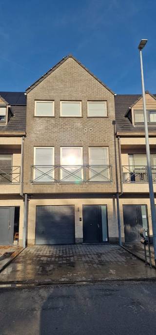 Houdt u van luxe en hoogwaardige afwerking? Dan is deze modern opgevatte bel-étage woning met 9 zonnepanelen en A-PEIL 82 iets voor jou!<br />Op het gelijkvloers hebben we een ruime inkomhal met vestiaire, garage met sectionaal poort voor plaatsen van 2 wagens, fietsen ea, aparte bureel of praktijkruimte. Toilet met lavabo. WM/DK aansluiting. Ruim overdekt terras en tuin met geïsoleerd tuinhuis.<br />1e verdieping hebben in de nachthal apart toilet met handlavabo. <br />We komen dan binnen in de luxueus ingerichte keuken in combinatie met een zeer ruime living en gashaard. Aanpalend hebben we alweer een gezellig terras met vernieuwde trap naar de onderhoudsvriendelijke tuin.<br />Op de 2de verdieping hebben we 2 slaapkamers waarvan de masterbedroom met dressing, modern opgevatte design badkamer met hydromassage ligbad voor 2 personen, douche en 3de toilet.<br />Op de 3e verdieping hebben we een 3de slaapkamer met bijkomende extra ruime zolderberging.<br />Alarm-camerasysteem, conforme elekr keuring, asbestvrije woning, airco in masterbedroom, regenput, ontkalker, Telenet en Proximus aanwezig. <br />Laat u betoveren en plan uw bezoek via olivier@immo-en-cie.be of 0475/970.780