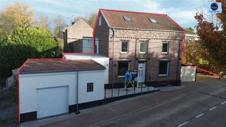 ZEER RUIME WONING MET 4 SLAAPKAMERS EN 2 GARAGESRichtprijs : 375.000 euro Deze volledig gerenoveerde woning( vernieuwd dak, keuken, badkamer,...