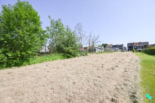 Ontdek deze verder af te werken halfopen bebouwing met een bewoonbare oppervlakte van 177 m² (volgens EPC-attest), gesitueerd op een zuidwest...