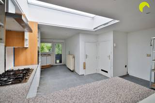 <p><span>In het centrum van Edegem bieden wij u deze gezellige starterswoning (116m²) met 2 slaapkamers aan. De woning werd gebouwd in 1930 en is gelegen op een oostgericht perceel van 311m².</span></p><p><span>Achter de woning is er een diepe tuin met een mooi groen uitzicht.</span></p><p><span>De woning is gelegen in directe nabijheid van scholen, winkels, verbindingswegen en openbaar vervoer. Tevens vindt u op wandelafstand het centrum van Edegem.</span></p><p><span> </span></p><p><span>Recent werden de ramen nog vernieuwd (overal dubbele beglazing met pvc schrijnwerk) en werd er ook isolatie toegevoegd onder het dak. De centrale verwarming verloopt op gas (condensatie - vaiilant). Na controle werd de woning als "asbestveilig" gecategoriseerd. De elektriciteit is niet conform aan de voorschriften van het AREI en vraagt dus enkele aanpassingen.</span></p><p><span> </span></p><p><span>Indeling:</span></p><p><span> </span></p><p><span>We betreden de woning in de centrale inkomhal. In de inkomhal is er een toegangsdeur naar de kelder (8m²).</span></p><p><span>We lopen verder door en bereiken de lichte leefruimte op tegelvloer. Achteraan de woning vinden we de ingerichte keuken die voorzien is van basis comfort.</span></p><p><span>Tevens vinden we achteraan op het gelijkvloers de badkamer met ligbad en toilet. Deze verdient een opfrisbeurt.</span></p><p><span> </span></p><p><span>Op de eerste verdieping zijn er 2 slaapkamers. Plafonds en vloeren dienen wel nog afgewerkt te worden. Enige schilderwerken zijn ook aan de orde.</span></p><p><span> </span></p><p><span>Graag som ik voor u nog even op troeven op van deze gezinswoning:</span></p><p><span> </span></p><ul><li><span>Centrale locatie in een rustige woonbuurt en toch in het centrum van Edegem. In directe nabijheid van scholen, winkels, openbaar vervoer, ...</span></li><li><span>Grote tuin met mooi groen uitzicht</span></li><li><span>2 volwaardige slaapkamers </span></li><li><span>Ramen vernieuwd + dak voorzien van isolatie</span></li></ul><p><span> </span></p><p><span>EPC: 167 kWh/m² (B-label)</span></p><p><span>P-score: A, G-score: A</span></p><p><span> </span></p><p><span>Voor een bezoek ter plaatse kan u ons contacteren op het nummer 03 449 42 41 of mail ons via hallo@habicom.be.</span></p><p><span>Benieuwd naar de waarde van jouw woning?  Check het gratis op <span>www.watismijnhuiswaard.be</span></span><span> </span></p><p><span> </span></p>