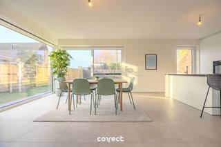 Aan de stadsrand van Torhout wacht deze instapklare nieuwbouwwoning op haar eerste eigenaars. Een hedendaagse thuis waar comfort, ruimte en energiezuinig wonen centraal staan. Dankzij duurzame technieken geniet u hier niet alleen van een aangenaam binnenklimaat, maar ook van een lage energiefactuur en zorgeloos wooncomfort.De halfopen bebouwing zorgt voor veel natuurlijke lichtinval en voldoende privacy. Binnenin wordt u verwelkomd door een open leefruimte die baadt in het licht en perfect aansluit bij een moderne levensstijl. De praktische indeling maakt deze woning ideaal voor gezinnen, koppels of wie van thuis uit werkt. De woning beschikt over drie ruime slaapkamers en een zolderruimte die extra bergruimte biedt. De moderne badkamer is stijlvol afgewerkt en uitgerust met een comfortabele douche.Buiten geniet u van een ruim perceel van ongeveer 352 m² met een aangename tuin en een gunstige zonoriëntatie, ideaal om tot rust te komen. De ligging is bijzonder vlot bereikbaar, met snelle verbindingen naar de E403, R34 en N32. Daarnaast bevinden winkels, scholen, openbaar vervoer en het centrum van Torhout zich op korte afstand.De woning wordt verkocht onder het btw-stelsel en is de ideale keuze voor wie op zoek is naar een moderne, energiezuinige en instapklare woning op een strategische locatie. Hier woont u écht zonder zorgen.📞 Contacteer Emile voor een bezoek: 0492 08 08 08 – emile@correctvastgoed.be👉 Online schattingstool: https://www.correctvastgoed.be/schatting