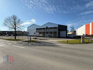 Veelzijdig bedrijfsgebouw met een totale oppervlakte van <strong>5.952 m²</strong>. De ligging in Aalter, nabij belangrijke verkeersknooppunten zoals de E40 en de N44, zorgt voor een uitstekende bereikbaarheid zowel regionaal als nationaal.<br /><br />De <strong>opslagruimte</strong> beslaat <strong>4.214 m²</strong> en biedt voldoende mogelijkheden voor stockage, logistiek of productie. De <strong>buitenruimte </strong>van<strong> 1.538 m² </strong>is uitgerust met een rolbrug. <strong>Kantoren</strong> met een oppervlakte van <strong>200 m².</strong> Ruime parkeer- en manoeuvreerruimte op de verharde site.<br /><br />Heeft u interesse of wenst u graag meer details over dit aanbod? Aarzel dan niet om contact op te nemen met <strong>PANORAMA B2B</strong> voor bijkomende informatie, gedetailleerde plannen of om een vrijblijvend plaatsbezoek in te plannen. U kunt ons bereiken op het nummer<strong> 09 219 90 20</strong>. 