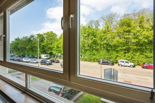 <strong>Lichtrijk appartement met 2 slaapkamers en terras</strong><br /><br />In een <strong>rustige</strong> buurt bevindt zich een <strong>ruim twee slaapkamer appartement</strong> op de eerste verdieping van een kleinschalig appartementsgebouw. Het appartement gelegen op wandelafstand van de Bremweide en nabij invalswegen, winkels, horeca, scholen, openbaar vervoer en het domein Rivierenhof.<br /><br /><strong>Indeling</strong><br />- Inkomhal<br />- Ruime lichtrijke leefruimte<br />- Geïnstalleerde Keuken <br />- Slaapkamer 1<br />- Slaapkamer 2<br />- Extra kamer<br />- Badkamer met bad<br /><br /><strong>Bijzonderheden<br /></strong>- Mobiscore <strong>8,8/10</strong><br /><strong>- EPC A </strong>met een score van<strong> 97 kWh/(m² jaar)</strong><br />- Extra ruimte aanwezig die kan dienen als opbergkamer of hobbykamer<br />- Terras op het<strong> zuidoosten<br /></strong>- Algemene kosten 140€<br /><br />GA NAAR WWW.DEBOERENPARTNERS.BE OM RECHTSTREEKS UW ONLINE AFSPRAAK IN TE PLANNEN<strong><br /></strong>