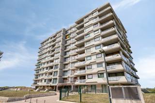 <p>Gelegen op de negende verdieping van de volledig gerenoveerde Residentie Montréal, geniet dit appartement van een uitzonderlijke ligging vlak bij het strand en de Esplanade. Ook het centrum van De Panne bevindt zich op wandelafstand.<br /><br />De zuidwestelijke oriëntatie zorgt voor een optimale zoninval vanaf de namiddag tot de avond.<br />Vanuit de leefruimte en het terras geniet u van een prachtig panoramisch uitzicht op de zee en de duinen.<br /><br />De indeling omvat een inkomhal met gastentoilet, een ruime en lichtrijke leefruimte met grote raampartijen en toegang tot het zonneterras, een open keuken, een badkamer met ligbad en lavabo en twee volwaardige slaapkamers.<br /><br /><strong>Pluspunten :</strong></p>

<ul>
	<li>Topligging aan het strand en de Esplanade</li>
	<li>Volledig gerenoveerde gevel</li>
	<li>Nieuw buitenschrijnwerk</li>
	<li>Zonnige zuidwestelijke oriëntatie</li>
	<li>Panoramisch uitzicht op zee, duinen en natuurgebied</li>
</ul>

<p><br />Mogelijkheid tot aankoop van een ondergrondse garage.<br />Vraagprijs : € 60.000</p>