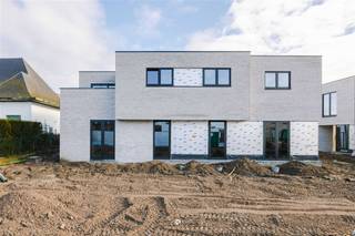 <p><span>JOURNÉE DE TRAVAIL OUVERTE SAMEDI 29/11 - 10h00-12h00 - Bienvenue !</span></p><p><span> </span></p><p><span>Nouveau projet de construction VOORHOUT - Kemzeke (Stekene)</span></p><p><span>A Voorhout (Stekene),</span><span> un projet de petite envergure et élégant est en cours de réalisation avec </span><span>8 appartements modernes</span><span>. </span></p><p><span>Quelques atouts en bref :</span></p><ul><li><span>Appartements confortables et économes en énergie</span></li><li><span>Hall d'entrée privé - </span><span>pas de frais communs</span></li><li><span>Pompe à chaleur air/eau + ventilation D + panneaux solaires</span></li><li><span>Possibilité d'achat d'un carport ou d'une place de parking</span></li><li><span>Achat possible en dessous de 6% de TVA !</span></li><li><span>Emplacement facile d'accès</span></li></ul><p><span>#</span><span>Grâce à une conception bien pensée, vous profiterez d'un </span><span>environnement de vie confortable et économe en énergie,</span><span> parfaitement adapté aux besoins d'aujourd'hui.</span></p><p><span>Chaque appartement dispose d'une </span><span>entrée privée</span><span> et d'un </span><span>abri pour voiture</span><span> (à acheter séparément).</span></p><p><span>Avantage supplémentaire : il </span><span>n'y a pas de frais communs</span><span>. De plus, vous choisissez vous-même les </span><span>finitions</span><span>, de sorte que votre nouveau logement reflète pleinement votre style et vos souhaits.</span></p><p><span>L'emplacement est particulièrement favorable : vous vivez </span><span>dans un endroit facilement accessible</span><span>, avec des magasins, des écoles et des routes de liaison à proximité immédiate, tout en bénéficiant d'une </span><span>vue rurale paisible</span><span> à l'arrière.</span></p><p><span>Ce projet est idéal pour les personnes à la recherche d'une </span><span>maison de haute qualité et économe en énergie</span><span> ou d'un </span><span>investissement intéressant</span><span> dans un endroit bien situé.</span></p><p><span> </span></p><p><span>Vous souhaitez plus d'informations ? Prenez rapidement contact avec Axel Lenaerts Waasland pour un rendez-vous ! </span></p><p><span> </span></p>