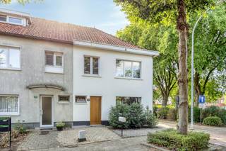 In een rustige omgeving in Gooreind (Wuustwezel) vinden we deze instapklare halfopen bebouwing. De woning heeft een oorspronkelijk bouwjaar van 1953, maar onderging in 2019 een grondige totaalrenovatie (gevel, keuken, badkamer, garage, uitbouw, zonnepanelen...). Bovendien werd de woning recent verder verduurzaamd met een gloednieuwe verwarmingsketel (2026), waardoor het pand zich in een zeer goede staat bevindt.<br /><br />Indeling als volgt:<br /><br />GELIJKVLOERS:<br />- inkomhal met gastentoilet<br />- ruime en open leefruimte, ingedeeld in een zit- en eethoek met schuifraam richting de tuin<br />- open keuken voorzien van een kookeiland, gasvuur, ingebouwde dampkap, enkele spoelbak, koelkast, oven, vaatwasser en voldoende opbergruimte<br />- praktische berging / wasplaats aansluitend aan de keuken, met aansluiting voor was- en droogmachine en doorgang naar de kelderruimte<br /><br />EERSTE VERDIEPING:<br />- 2 volwaardige slaapkamers<br />- moderne badkamer voorzien van inloopdouche, toilet en dubbele lavabo<br />- extra kamer die momenteel gebruikt wordt als dressing, maar ook perfect ingericht kan worden als bureau<br /><br />TWEEDE VERDIEPING:<br />- ruime zolderverdieping, momenteel ingericht als slaapkamer met speelhoek<br /><br />Bijzonderheden:<br />- perceeloppervlakte: 492 m²<br />- bewoonbare oppervlakte: ca. 130 m²<br />- BJ: 1953 echter werd de woning volledig gerenoveerd<br />- uitgerust met zonnepanelen (2019) en een vernieuwde ketel (2026)<br />- EPC-label B (168 kWh/m²/jaar)<br />- elektriciteit conform gekeurd!<br />- dubbele beglazing en elektrische rolluiken in de slaapkamers (enkel zijgevel)<br />- verwarming via radiatoren op aardgas<br />- bijgebouw / garage achteraan met toegang via automatische poort langs de achterliggende straat (geen vergunningen gekend!)<br /><br />Interesse om deze instapklare woning in Gooreind te bezichtigen?<br />Vraag je bezoek aan via ons kantoor of bel naar 03/369.42.50.<br /><br />(ver-)Kopen of (ver-)huren in de Noorderkempen?<br />Met vragen kan u altijd bij ons terecht!<br />Dewaele Vastgoed<br /><br />De eigendom wordt aangeboden via de Pre-sale formule. Van 31/10/2026 om 10:00 tot 02/11/2026 om 16:00 kan u het huis op afspraak komen bezichtigen en een bod uitbrengen. De vermelde prijs is een instelprijs. Voor meer info, gelieve contact op te nemen met de dossierverantwoordelijke.<br /><br />Bestuursmaatregelen in het maatregelenregister: nee