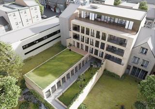 Luxueuze nieuwbouw boetiekresidentie 'Arnold'  in de gegeerde Sint-Andrieswijk gelegen in een rustige autoluwe straat op wandelafstand van het bruisende stadsleven. Het project is een ideale mix van luxe, comfort en functionaliteit en is 100% future proof  (renderingen zijn waarheidsgetrouw qua afwerking en indeling). <br /><br />Inkomhal: +/- 2.2m² Parket (Hongaarse punt)<br />Leefruimte: +/- 42m² Parket (Hongaarse punt)<br />Keuken: +/- 16m² Parket (Hongaarse punt) volledig ingericht en inbegrepen in de prijs zoals op de renders weergegeven.<br />Terras (noord) +/- 20m² met prachtig zicht op de bekendste landmarks van de stad, De Kathedraal, Boerentoren en Oudaan. <br />Terras berging: +/- 3.6m²<br />Terras (zuid) +/- 30m² badend in de zon van 's morgens tot 's avonds<br />Slaapkamer 1: +/- 13m² Parket (Hongaarse punt)<br />Badkamer 1: +/- 7.3m²  vrijstaand ligbad, 2x lavabo en toilet. (volledig ingericht en inbegrepen in de prijs zoals op de renders weergegeven).<br />Slaapkamer 2: +/- 13.8m² Parket (Hongaarse punt)<br />Badkamer 2: +/- 3.6m² inloopdouche en lavabo (volledig ingericht en inbegrepen in de prijs zoals op de renders weergegeven)<br />Nachthal: +/- 1.5m² Parket (Hongaarse punt)<br />Berging: +/- 2.5 m² <br /><br />Staanplaats €35.000<br />Berging €5.000<br />Fietsenberging inbegrepen<br /><br />Vloerverwarming, zonnepanelen, warmtepomp.<br />NICO Home control<br />3 dubbel glas<br /><br /><br />In het project zijn er verschillende appartementen beschikbaar, variërend van 1 tot 3 slaapkamers die allen voorzien zijn van een ruim zuid gericht terras en genieten van een zeer hoogwaardige eigentijdse afwerking. 6% BTW mogelijk. Plannen en lastenboek beschikbaar op aanvraag.  Meer info? 03/226.85.00.<br /><br /><br /> 