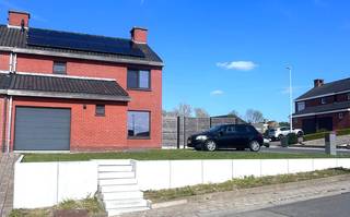 Instapklare halfopen bebouwing op hoekperceel met zonnige tuin – bezoekdag op donderdag 14 mei<br /><br />In een rustige en kindvriendelijke wijk in Sint-Lodewijk (Deerlijk) bevindt zich deze volledig gerenoveerde halfopen woning op een hoekperceel van 411 m². Dankzij de gunstige ligging geniet de woning van veel lichtinval, een open gevoel en extra privacy.<br /><br />De woning, oorspronkelijk gebouwd in 1981 en grondig gerenoveerd in 2020, beschikt over een bewoonbare oppervlakte van 142 m² en is modern ingericht volgens de hedendaagse woonwensen.<br /><br />Bij het binnenkomen word je verwelkomd in de inkomhal met apart gastentoilet. Via een glazen deur kom je in de lichtrijke leefruimte met open keuken, die dankzij de grote raampartijen een mooi zicht biedt op de tuin en het terras. Aansluitend aan de keuken bevindt zich de inpandige garage, momenteel ingericht als praktische berging en wasruimte.<br /><br />Op de bovenverdieping bevinden zich drie volwaardige slaapkamers en een ruime badkamer uitgerust met dubbele lavabo, ligbad, inloopdouche en toilet. Daarnaast is er nog een aparte zolderruimte die dienst doet als extra opslag.<br /><br />De volledig omheinde tuin is een echte troef: verzorgd aangelegd met een ruim terras aan de woning en een extra zonneterras achteraan. Ideaal om op elk moment van de dag van de zon te genieten. Via een aparte tuinpoort bereik je de voortuin, waar plaats is voor twee wagens.<br /><br />De woning is energiezuinig met een EPC-label B (146 kWh/m²), aangevuld met zonnepanelen en een thuisbatterij (geplaatst na opmaak EPC). Verwarming gebeurt via aardgas. Extra troeven zijn onder meer de waterverzachter en de kwalitatieve afwerking.<br /><br />Richtprijs: €350.000<br />Bezoeken zijn mogelijk op de bezoekdag op donderdag 14 mei, enkel op afspraak.<br />Gelieve contact op te nemen op onderstaand mailadres of telefoonnummer:<br />Matthijs.termote@hotmail.com<br />Tel: 0477/ 92 90 40<br />