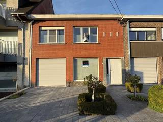 Bent u op zoek naar een ruime woning met mooie tuin en garage op een vlot bereikbare ligging?Dan is deze eigendom uw ideale gezinswoning!Dit...