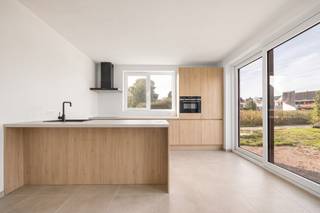 <p><strong>De Nachtegaal – Landelijk en energiezuinig wonen in Mol-Millegem</strong></p>
<p>Ontdek De Nachtegaal, een kleinschalig nieuwbouwproject met vier woningen in de Nachtegaalstraat in Mol-Millegem. De woningen combineren een landelijke uitstraling met hedendaags wooncomfort. De tijdloze architectuur en verzorgde afwerking zorgen voor een warm en uitnodigend geheel. Dankzij de ligging in een rustige woonwijk, nabij het centrum van Mol, geniet u hier van een aangename woonomgeving met alle dagelijkse voorzieningen binnen handbereik.<br /><br /></p>
<strong>Lot 1 - Nachtegaalstraat 15<br /><br /></strong>Deze halfopen nieuwbouwwoning biedt u de mogelijkheid om de afwerking nog volledig naar eigen smaak te bepalen. Voor de keuken, badkamer, vloeren en binnendeuren zijn reeds afwerkingsbugetten voorzien, waardoor u de woning kan inrichten volgens uw persoonlijke wensen. <br /><br />De woning beschikt over een lichtrijke leefruimte met open keuken, drie slaapkamers en een badkamer op de eerste verdieping. De ruime zolderverdieping biedt bovendien de mogelijkheid om eventueel een vierde slaapkamer te creëren. <br /><br />Met een perceeloppervlakte van 429m², een aangename tuin en een inpandige garage combineert deze woning ruimte en comfort met de vrijheid om er uw eigen thuis van te maken.<br /><br /><strong><strong>Troeven:<br /></strong></strong>- halfopen nieuwbouwwoning <br />- drie slaapkamers, met mogelijkheid tot een vierde slaapkamer<br />- inpandige garage <br />- aangename tuin <br />- vrije materiaalkeuze binnen de voorziene afwerkingsbudgetten<br />- energiezuinig dankzij: warmtepomp, vloerverwarming en zonnepanelen <br />- mogelijkheid tot aankoop aan het verlaagde btw-tarief van 6%, mits voldaan aan de wettelijke voorwaarden<br /><br /><strong></strong>