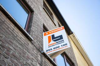 <strong>Zonnestraat 42, 9600 Ronse</strong><br />Bent u op zoek naar een ruime woning te koop in Ronse, vlak bij het stadscentrum? Deze degelijke bel-etagewoning bevindt zich op een centrale locatie, op wandelafstand van winkels, voorzieningen en de Grote Markt van Ronse.<br />De woning beschikt over drie slaapkamers, een ruime garage, een zuidgerichte tuin en een grote bergzolder met uitbreidingsmogelijkheden. Hoewel de woning een opfrisbeurt kan gebruiken, vormt ze dankzij haar solide staat en praktische indeling een uitstekende basis om een gezinswoning van te maken.<br />De extra kamer op het gelijkvloers is ideaal als slaapkamer, thuiskantoor of bureau. Hierdoor is de woning ook bijzonder geschikt voor thuiswerk of de combinatie van wonen en werken.<br /><br />Indeling van de woning: <strong>Gelijkvloers</strong><br />Via de inkomhal bereikt u de ruime inpandige garage, een praktische berging, een afzonderlijk toilet en een extra kamer. Deze kamer kan worden ingericht als slaapkamer, bureau, hobbyruimte of thuiskantoor.<br /><strong>Eerste verdieping: </strong>Op de eerste verdieping bevindt zich een lichtrijke leefruimte met open keuken. De grote raampartijen zorgen voor een aangename lichtinval. Aansluitend is er een handige berging.<br /><strong>Tweede verdieping: </strong>Deze verdieping omvat twee ruime slaapkamers en een badkamer.<br />De ruime zolder biedt heel wat opbergmogelijkheden en kan eventueel worden ingericht als extra slaapkamer, hobbyruimte of werkruimte.<br /><strong>De zuidgerichte tuin</strong> is een belangrijke troef en vormt een fijne plek om in alle rust van de zon te genieten.<br /><br /><strong>Belangrijkste troeven</strong><br />Centrale ligging in het centrum van Ronse<br />Degelijke bel-etagewoning<br />Drie ruime slaapkamers<br />Ruime inpandige garage<br />Zuidgerichte tuin<br />Extra kamer voor thuiswerk of bureau<br />Grote bergzolder met uitbreidingsmogelijkheden<br />Centrale verwarming op aardgas /Overal dubbele beglazing<br /><strong>EPC-label C – geen renovatieplicht</strong><br /><strong>Elektrische installatie conform het AREI</strong><br />Dak in goede staat<br /><br />Wilt u deze woning bezichtigen?<br />Neem contact op met Jens via 0488 98 13 30 of jens@immoboss.be.<br /><br />