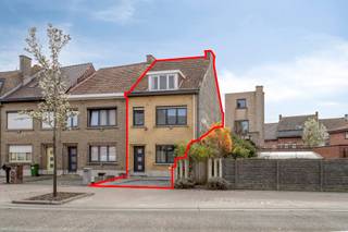 Deze karaktervolle woning combineert authenticiteit met moderne comfortmogelijkheden, ideaal gelegen met vlotte toegang tot alle...